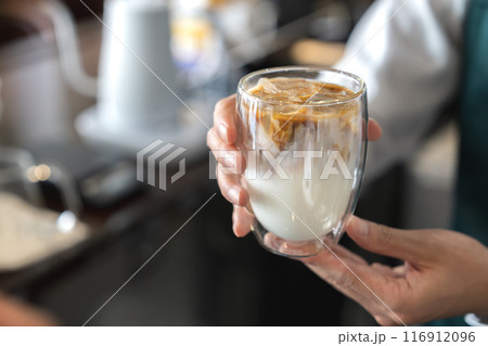 カフェオレを提供する男性の手元 カフェオレを提供する男性の手元 116912096