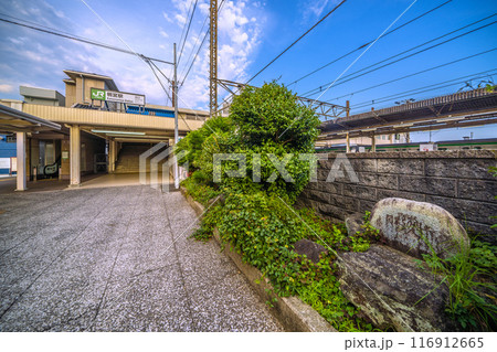 日本の小田原都市景観 7月。JR東海道本線　鴨宮駅 北口や鴨居駅開業50周年記念などを望む＝22日 116912665