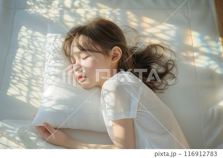眠るアジア人の小さな女の子。うたたね。 116912783