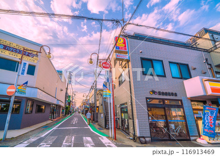 日本の小田原都市景観 7月。鴨宮駅 北口前の鴨宮北口商店街などを望む。新幹線発祥の地…=7月22日 日本の小田原都市景観 7月。鴨宮駅 北口前の鴨宮北口商店街などを望む。新幹線発祥の地…=7月22日 116913469