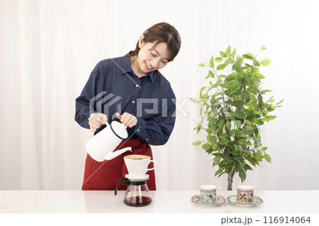 カフェでコーヒーをいれる女性スタッフ 116914064