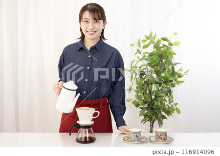 カフェでコーヒーをいれる女性スタッフ カフェでコーヒーをいれる女性スタッフ 116914096
