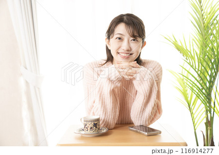 カフェで微笑む女性 116914277