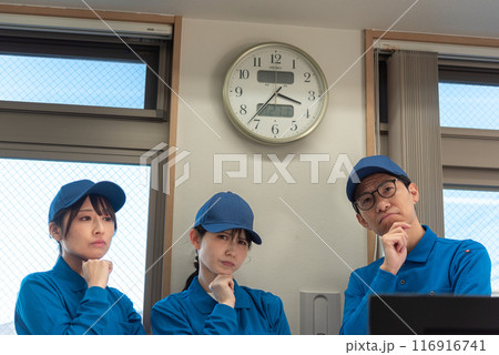 時間に悩む3人の配達員 時間に悩む3人の配達員 116916741