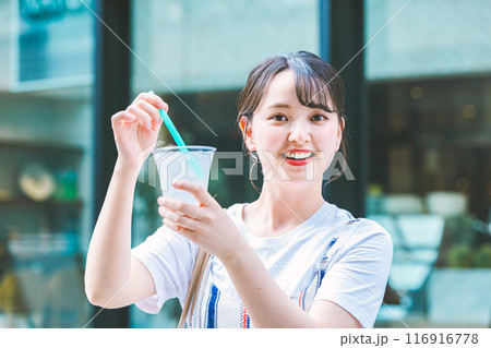 屋外で水を飲む若い女性 116916778