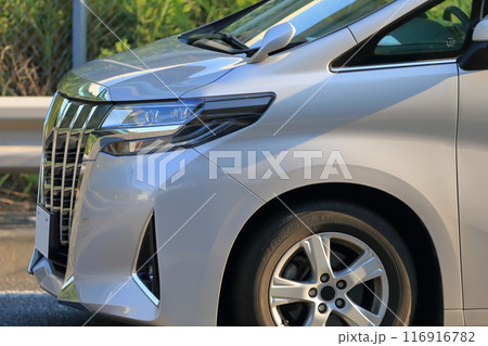 走行中の高級ミニバン 116916782