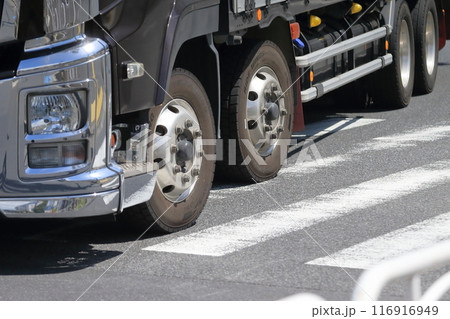 交差点を右折中の大型トラック 交差点を右折中の大型トラック 116916949