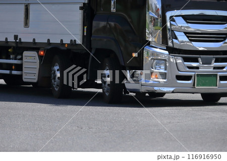 交差点を右折中の大型トラック 交差点を右折中の大型トラック 116916950