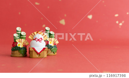 赤い和紙の背景に鏡餅と門松　お正月や年賀状の写真素材 116917398