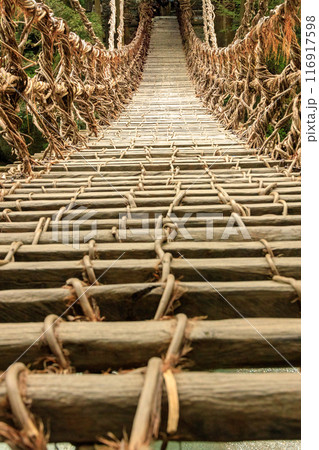 渡るのに勇気が必要な徳島県のかずら橋 渡るのに勇気が必要な徳島県のかずら橋 116917598