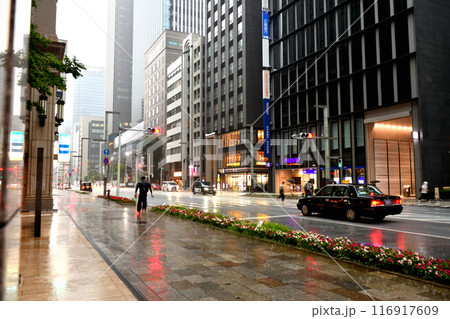 突然の雷雨に見舞われた東京京橋 116917609