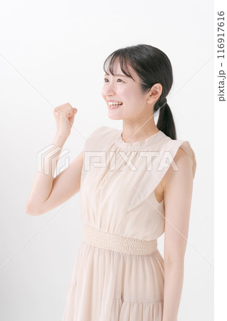 ガッツポーズする若い女性 116917616