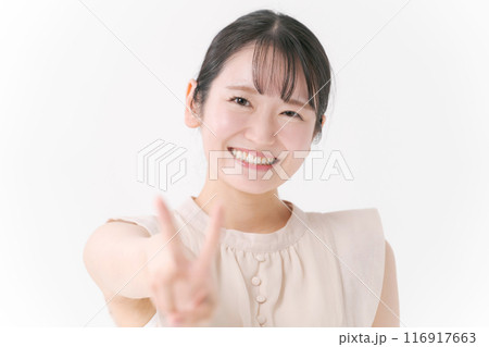 ピースサインをする女性の写真素材 [116917663] - PIXTA