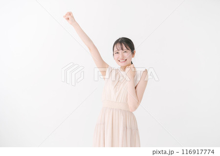 ガッツポーズをする元気な女性 116917774