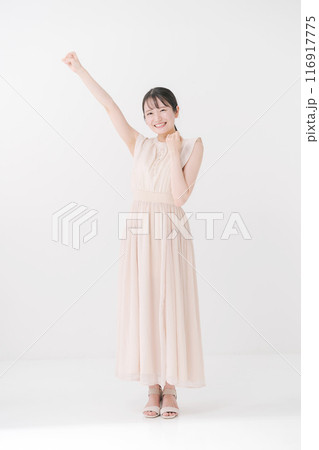 ガッツポーズをする元気な女性 116917775