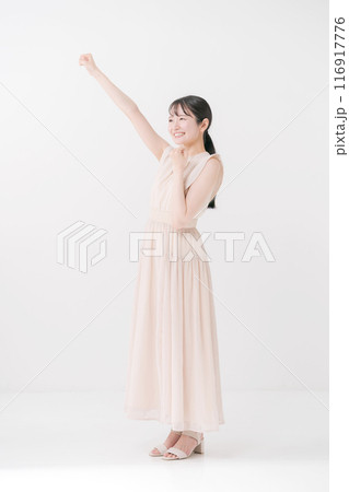 ガッツポーズをする元気な女性 116917776