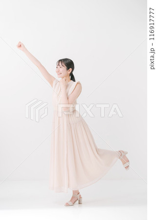 ガッツポーズをする元気な女性 116917777