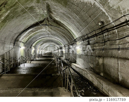 土合駅_日本一のもぐら駅_下り線新潟方面に向かう地下81mにあるホームに繋がる462段の階段 116917789