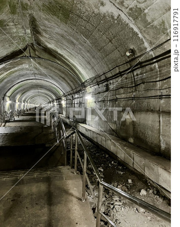 土合駅_日本一のもぐら駅_下り線新潟方面に向かう地下81mにあるホームに繋がる462段の階段 116917791
