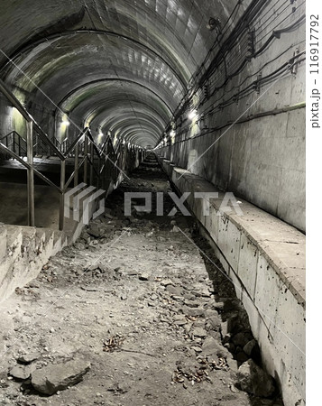 土合駅_日本一のもぐら駅_下り線新潟方面に向かう地下にあるホームに繋がる階段横の空間 116917792