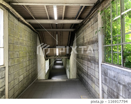 土合駅_日本一のもぐら駅_下り線地下ホームへ行くための川と国道を跨ぐ連絡橋 116917794