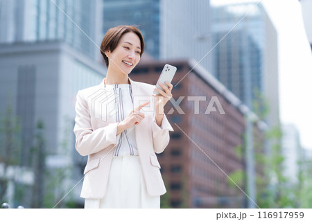 オフィス街で働くミドルのビジネスウーマン オフィス街で働くミドルのビジネスウーマン 116917959