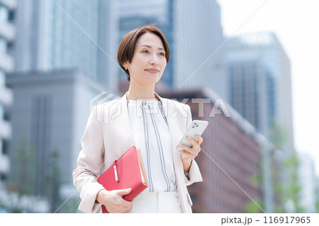 オフィス街で働くミドルのビジネスウーマン 116917965