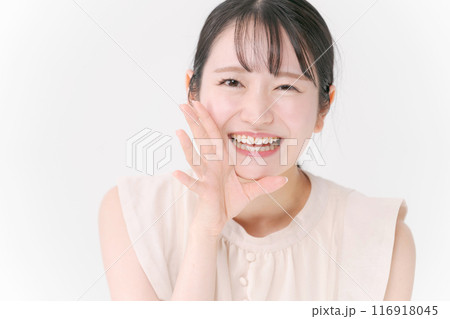応援する若い女性 116918045