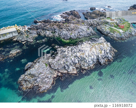 空撮「青森県」ドローンで大久喜漁港の弁天島周辺を撮影　八戸市 116918072