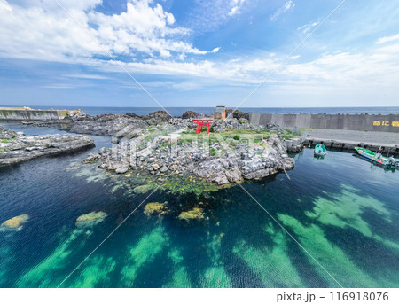 空撮「青森県」ドローンで大久喜漁港の弁天島周辺を撮影　八戸市 116918076
