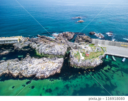 空撮「青森県」ドローンで大久喜漁港の弁天島周辺を撮影　八戸市 116918080