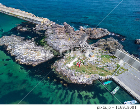 空撮「青森県」ドローンで大久喜漁港の弁天島周辺を撮影　八戸市 116918081