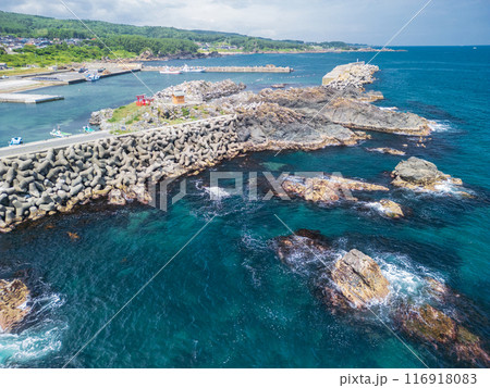 空撮「青森県」ドローンで大久喜漁港の弁天島周辺を撮影　八戸市 116918083