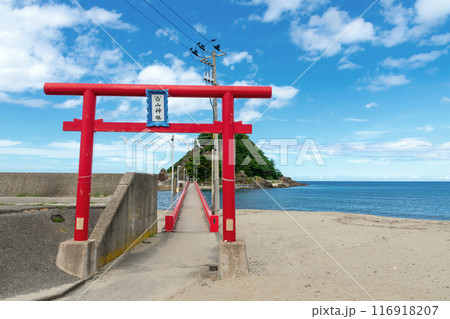 【山形県鶴岡市:由良海岸白山島】由良海岸のシンボル白山島は頂上に白山神社のある小さな島。 【山形県鶴岡市:由良海岸白山島】由良海岸のシンボル白山島は頂上に白山神社のある小さな島。 116918207