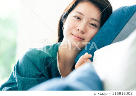 ソファでくつろぐ女性 116918302