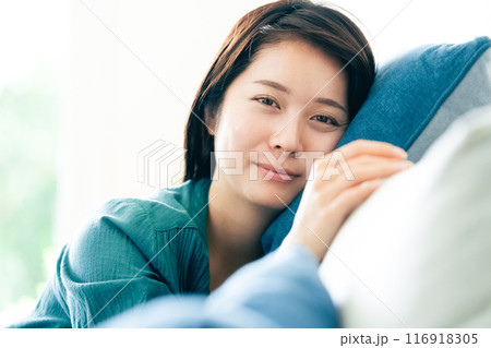 ソファでくつろぐ女性 116918305
