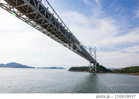 海上から見た美しい瀬戸内海と瀬戸大橋の夏の風景 116919037