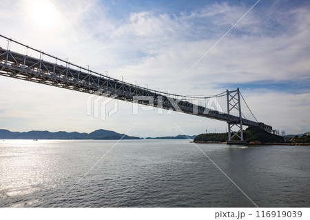 海上から見た美しい瀬戸内海と瀬戸大橋の夏の風景 海上から見た美しい瀬戸内海と瀬戸大橋の夏の風景 116919039