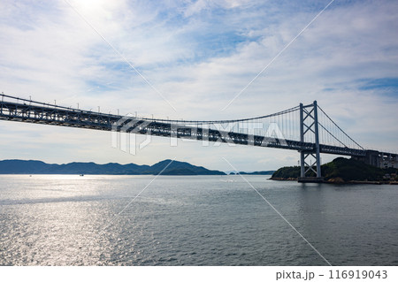 海上から見た美しい瀬戸内海と瀬戸大橋の夏の風景 116919043