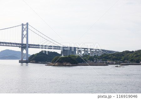 海上から見た美しい瀬戸内海と瀬戸大橋の夏の風景 海上から見た美しい瀬戸内海と瀬戸大橋の夏の風景 116919046