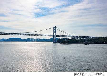 海上から見た美しい瀬戸内海と瀬戸大橋の夏の風景 海上から見た美しい瀬戸内海と瀬戸大橋の夏の風景 116919047