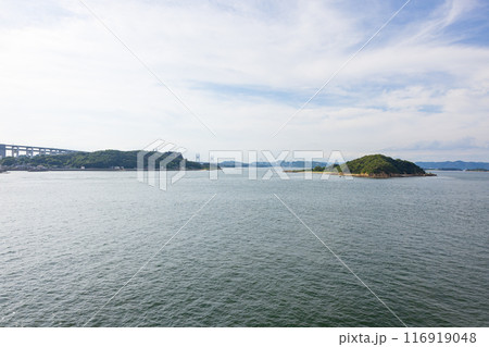 海上から見た美しい瀬戸内海と瀬戸大橋の夏の風景 116919048