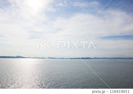 海上から見た美しい瀬戸内海と瀬戸大橋の夏の風景 116919051