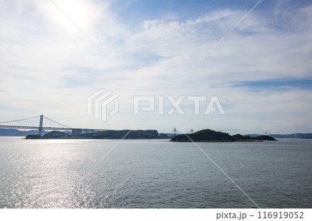 海上から見た美しい瀬戸内海と瀬戸大橋の夏の風景 海上から見た美しい瀬戸内海と瀬戸大橋の夏の風景 116919052