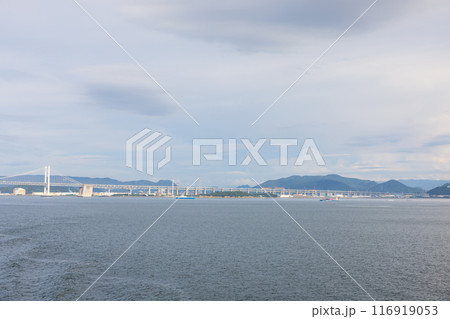 海上から見た美しい瀬戸内海と瀬戸大橋の夏の風景 海上から見た美しい瀬戸内海と瀬戸大橋の夏の風景 116919053