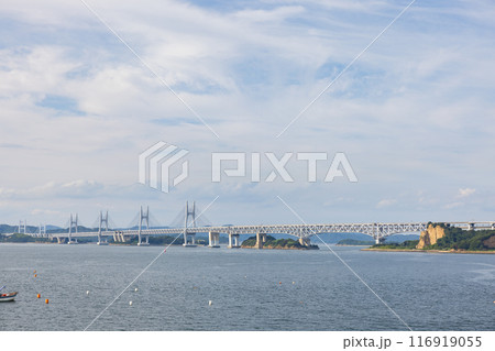 海上から見た美しい瀬戸内海と瀬戸大橋の夏の風景 海上から見た美しい瀬戸内海と瀬戸大橋の夏の風景 116919055