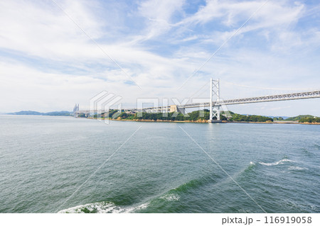 海上から見た美しい瀬戸内海と瀬戸大橋の夏の風景 116919058
