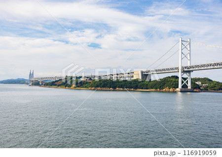 海上から見た美しい瀬戸内海と瀬戸大橋の夏の風景 海上から見た美しい瀬戸内海と瀬戸大橋の夏の風景 116919059