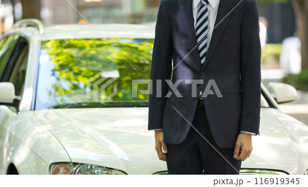 運転するスーツの若い男性 運転するスーツの若い男性 116919345