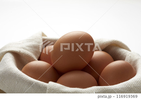 かごに入れた赤たまご chicken eggs in a basket かごに入れた赤たまご chicken eggs in a basket 116919369